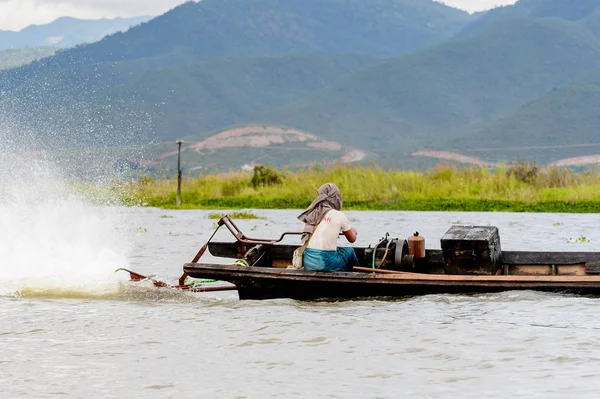 Inle Lake, Myanmar - 30 Ağustos 2016: Myanmar'ın Shan Eyaletinin Taunggyi İlçesi'nin Nyaungshwe İlçesi'nde bulunan bir tatlı su gölü olan Inle Sap'ın üzerinde bambu teknede bulunan tanımlanamayan Birmanyalı adam
