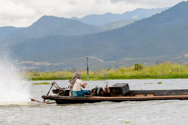 Inle Lake, Myanmar - 30 Ağustos 2016: Myanmar'ın Shan Eyaletinin Taunggyi İlçesi'nin Nyaungshwe İlçesi'nde bulunan bir tatlı su gölü olan Inle Sap'ın üzerinde bambu teknede bulunan tanımlanamayan Birmanyalı adam