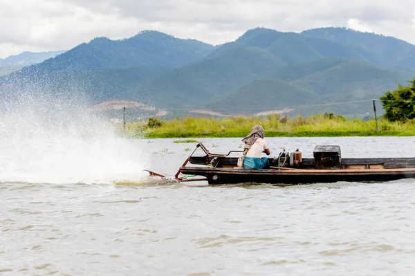 Inle Lake Myanmar Août 2016 Birman Non Identifié Bateau Bambou — Photo