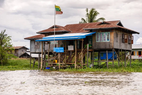 Inle Lake, Myanmar - 30 Ağustos 2016: Inle Sap üzerinde inpawkhon köyü, Shan Eyaleti Taunggyi İlçesi Nyaungshwe İlçesi'nde bir tatlı su gölü, Myanmar