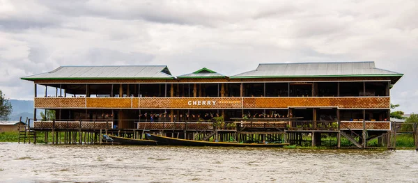 Inle Lake Myanmar Ago 2016 Pueblo Inpawkhon Sobre Inle Sap —  Fotos de Stock