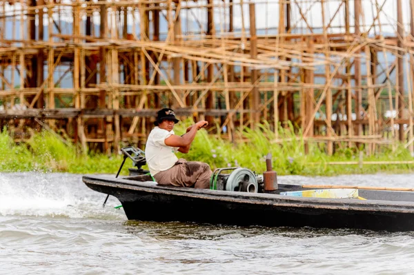 Inle Lake, Myanmar - 30 Ağustos 2016: Myanmar'ın Shan Eyaletinin Taunggyi İlçesi'nin Nyaungshwe İlçesi'nde bulunan bir tatlı su gölü olan Inle Sap'ın üzerinde bambu teknede bulunan tanımlanamayan Birmanyalı adam