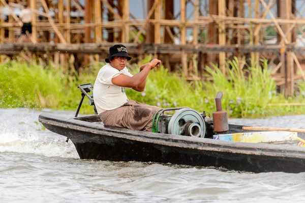 Inle Lake, Myanmar - 30 Ağustos 2016: Myanmar'ın Shan Eyaletinin Taunggyi İlçesi'nin Nyaungshwe İlçesi'nde bulunan bir tatlı su gölü olan Inle Sap'ın üzerinde bambu teknede bulunan tanımlanamayan Birmanyalı adam