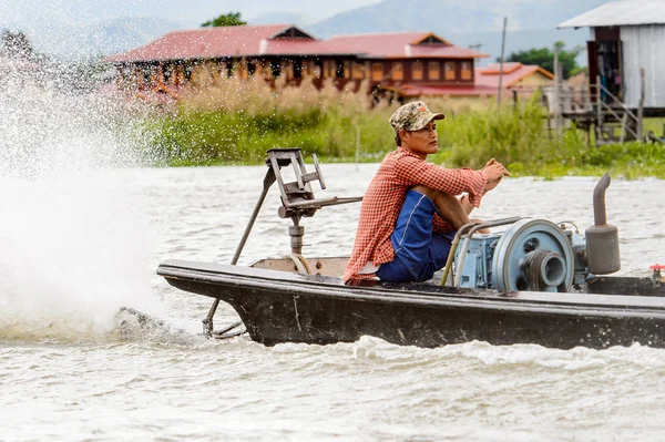 Inle Lake, Myanmar - 30 Ağustos 2016: Myanmar'ın Shan Eyaletinin Taunggyi İlçesi'nin Nyaungshwe İlçesi'nde bulunan bir tatlı su gölü olan Inle Sap'ın üzerinde bambu teknede bulunan tanımlanamayan Birmanyalı adam