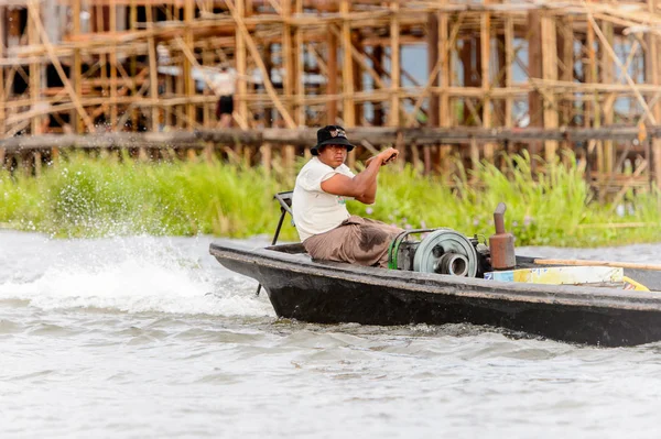 Inle Lake, Myanmar - 30 Ağustos 2016: Myanmar'ın Shan Eyaletinin Taunggyi İlçesi'nin Nyaungshwe İlçesi'nde bulunan bir tatlı su gölü olan Inle Sap'ın üzerinde bambu teknede bulunan tanımlanamayan Birmanyalı adam