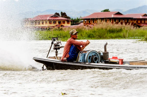 Inle Lake, Myanmar - 30 Ağustos 2016: Myanmar'ın Shan Eyaletinin Taunggyi İlçesi'nin Nyaungshwe İlçesi'nde bulunan bir tatlı su gölü olan Inle Sap'ın üzerinde bambu teknede bulunan tanımlanamayan Birmanyalı adam