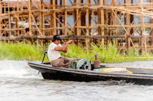 Inle Lake, Myanmar - 30 Ağustos 2016: Myanmar'ın Shan Eyaletinin Taunggyi İlçesi'nin Nyaungshwe İlçesi'nde bulunan bir tatlı su gölü olan Inle Sap'ın üzerinde bambu teknede bulunan tanımlanamayan Birmanyalı adam