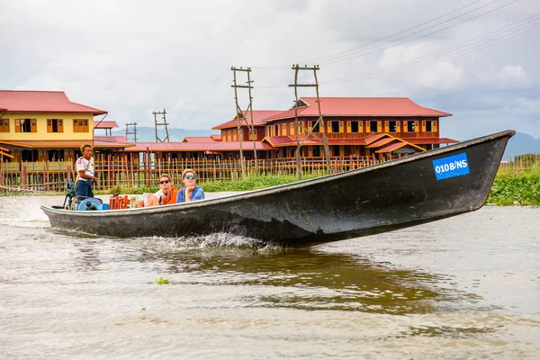 Inle Lake, Myanmar - 30 Ağustos 2016: Inle Sap üzerinde inpawkhon köyü, Shan Eyaleti Taunggyi İlçesi Nyaungshwe İlçesi'nde bir tatlı su gölü, Myanmar