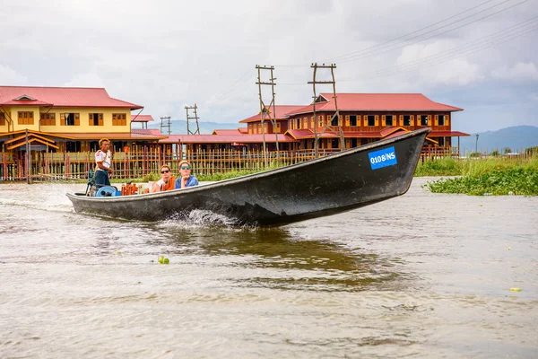 Inle Lake, Myanmar - 30 Ağustos 2016: Inle Sap üzerinde inpawkhon köyü, Shan Eyaleti Taunggyi İlçesi Nyaungshwe İlçesi'nde bir tatlı su gölü, Myanmar