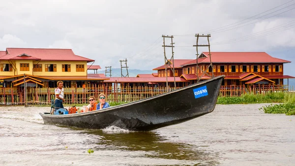 Inle Lake, Myanmar - 30 Ağustos 2016: Inle Sap üzerinde inpawkhon köyü, Shan Eyaleti Taunggyi İlçesi Nyaungshwe İlçesi'nde bir tatlı su gölü, Myanmar