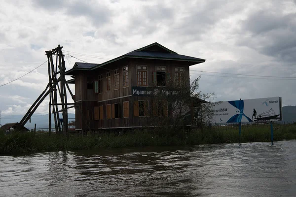 Inle Lake, Myanmar - 30 Ağustos 2016: Inle Sap üzerinde inpawkhon köyü, Shan Eyaleti Taunggyi İlçesi Nyaungshwe İlçesi'nde bir tatlı su gölü, Myanmar