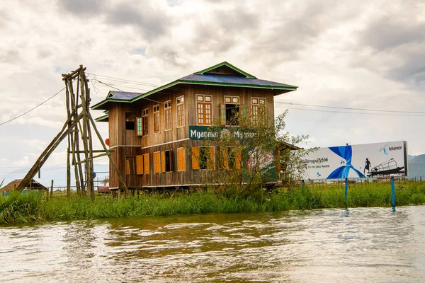 Inle Lake, Myanmar - 30 Ağustos 2016: Inle Sap üzerinde inpawkhon köyü, Shan Eyaleti Taunggyi İlçesi Nyaungshwe İlçesi'nde bir tatlı su gölü, Myanmar