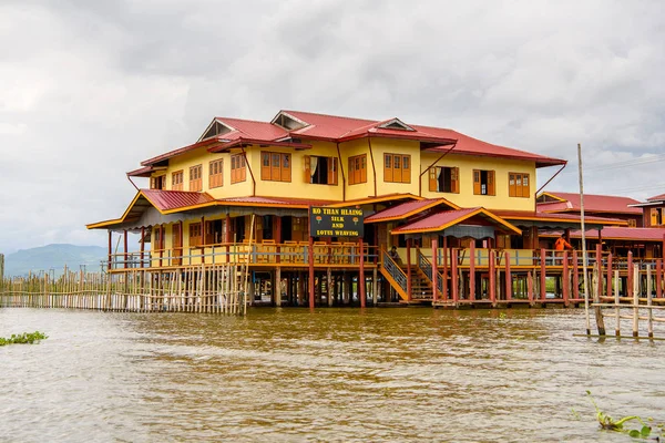 Inle Lake, Myanmar - 30 Ağustos 2016: Inle Sap üzerinde Inpawkhon köyünde ahşap ev, Shan Eyaleti Taunggyi İlçesi Nyaungshwe İlçesi'nde bir tatlı su gölü, Myanmar