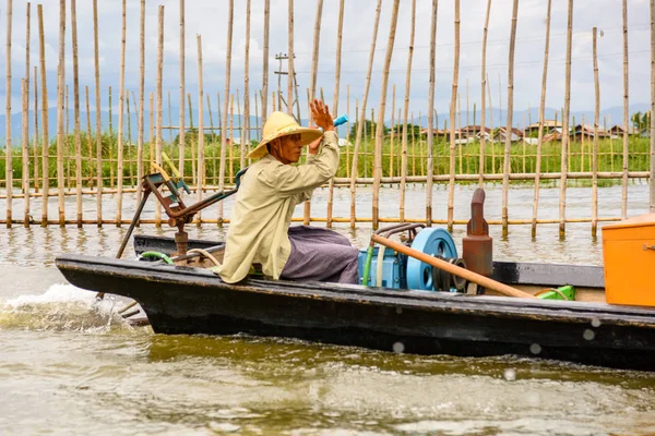 Inle Lake, Myanmar - 30 Ağustos 2016: Myanmar'ın Shan Eyaletinin Taunggyi İlçesi'nin Nyaungshwe İlçesi'nde bulunan bir tatlı su gölü olan Inle Sap'ın üzerinde bambu teknede bulunan tanımlanamayan Birmanyalı adam