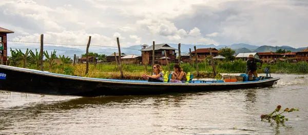 缅甸因勒湖 2016年8月30日 不明身份的缅甸男子乘坐竹船驶过位于缅甸掸邦通吉区Nyaungshwe镇的淡水湖Inle Sap — 图库照片
