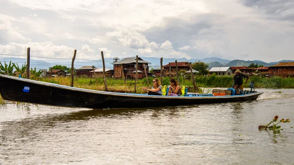 Inle Lake, Myanmar - 30 Ağustos 2016: Myanmar'ın Shan Eyaletinin Taunggyi İlçesi'nin Nyaungshwe İlçesi'nde bulunan bir tatlı su gölü olan Inle Sap'ın üzerinde bambu teknede bulunan tanımlanamayan Birmanyalı adam
