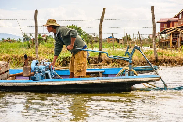 Inle Lake, Myanmar - 30 Ağustos 2016: Myanmar'ın Shan Eyaletinin Taunggyi İlçesi'nin Nyaungshwe İlçesi'nde bulunan bir tatlı su gölü olan Inle Sap'ın üzerinde bambu teknede bulunan tanımlanamayan Birmanyalı adam