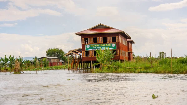 Inle Lake, Myanmar - 30 Ağustos 2016: Inle Sap üzerinde Inpawkhon köyünde ahşap ev, Shan Eyaleti Taunggyi İlçesi Nyaungshwe İlçesi'nde bir tatlı su gölü, Myanmar