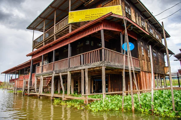 Inle Lake, Myanmar - 30 Ağustos 2016: Inle Sap üzerinde Inpawkhon köyünde ahşap ev, Shan Eyaleti Taunggyi İlçesi Nyaungshwe İlçesi'nde bir tatlı su gölü, Myanmar