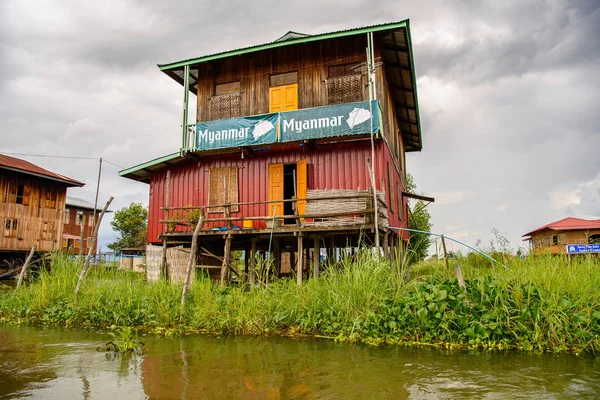 Inle Lake, Myanmar - 30 Ağustos 2016: Inle Sap üzerinde inpawkhon köyü, Shan Eyaleti Taunggyi İlçesi Nyaungshwe İlçesi'nde bir tatlı su gölü, Myanmar