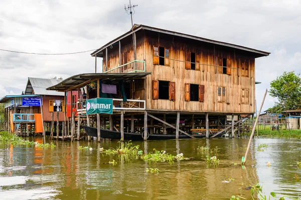 Inle Lake Myanmar Ago 2016 Aldeia Inpawkhon Sobre Inle Sap — Fotografia de Stock