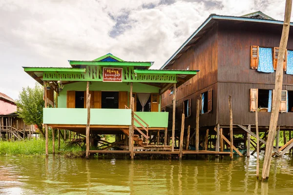 Inle Lake, Myanmar - 30 Ağustos 2016: Inle Sap üzerinde inpawkhon köyü, Shan Eyaleti Taunggyi İlçesi Nyaungshwe İlçesi'nde bir tatlı su gölü, Myanmar