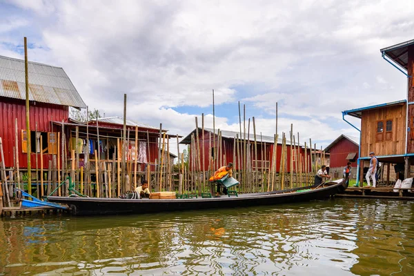 Inle Lake, Myanmar - 30 Ağustos 2016: Inle Sap üzerinde inpawkhon köyü, Shan Eyaleti Taunggyi İlçesi Nyaungshwe İlçesi'nde bir tatlı su gölü, Myanmar
