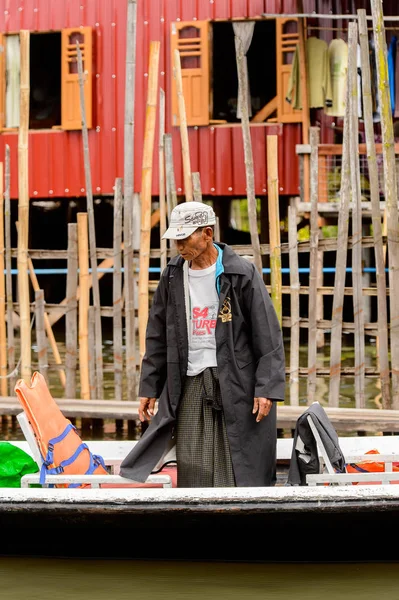 Inle Lake, Myanmar - 30 Ağustos 2016: Myanmar'ın Shan Eyaletinin Taunggyi İlçesi'nin Nyaungshwe İlçesi'nde bulunan bir tatlı su gölü olan Inle Sap'ın üzerinde bambu teknede bulunan tanımlanamayan Birmanyalı adam