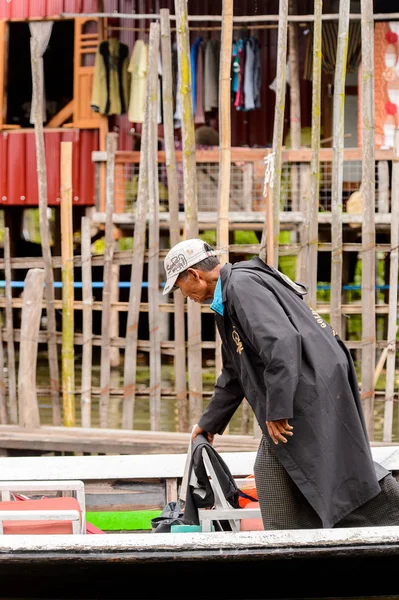 Inle Lake, Myanmar - 30 Ağustos 2016: Myanmar'ın Shan Eyaletinin Taunggyi İlçesi'nin Nyaungshwe İlçesi'nde bulunan bir tatlı su gölü olan Inle Sap'ın üzerinde bambu teknede bulunan tanımlanamayan Birmanyalı adam