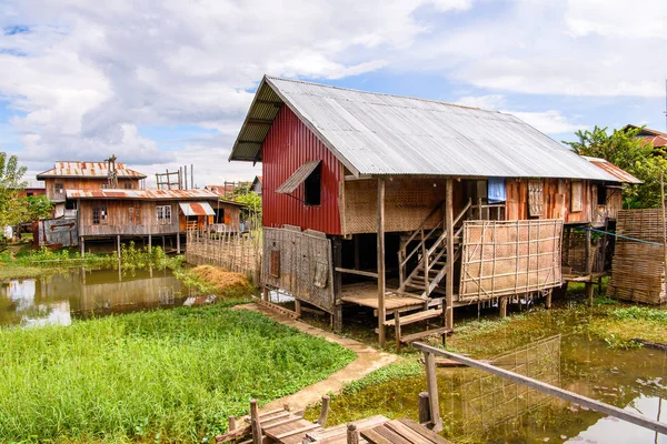 Inle Lake, Myanmar - 30 Ağustos 2016: Inle Sap üzerinde inpawkhon köyü, Shan Eyaleti Taunggyi İlçesi Nyaungshwe İlçesi'nde bir tatlı su gölü, Myanmar