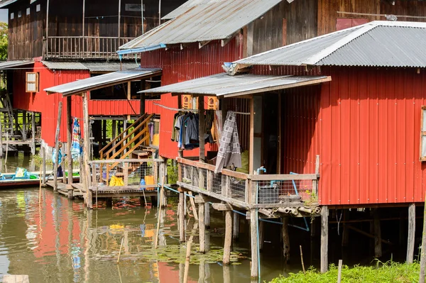 Inle Lake, Myanmar - 30 Ağustos 2016: Inle Sap üzerinde bir köy, Shan Eyaleti'nin Taunggyi İlçesi Nyaungshwe İlçesi'nde bulunan bir tatlı su gölü, Myanmar