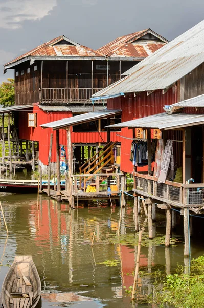 Inle Lake, Myanmar - 30 Ağustos 2016: Inle Sap üzerinde bir köy, Shan Eyaleti'nin Taunggyi İlçesi Nyaungshwe İlçesi'nde bulunan bir tatlı su gölü, Myanmar