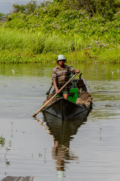 Inle Lake, Myanmar - 30 Ağustos 2016: Myanmar'ın Shan Eyaletinin Taunggyi İlçesi'nin Nyaungshwe İlçesi'nde bulunan bir tatlı su gölü olan Inle Sap'ın üzerinde bambu teknede bulunan tanımlanamayan Birmanyalı adam