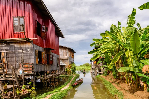 Inle Gölü, Myanmar - 30 Ağustos 2016: Inle Sap üzerinde Inpawkhon köyünün doğası, Shan Eyaleti'nin Taunggyi İlçesi Nyaungshwe İlçesi'nde bir tatlı su gölü, Myanmar