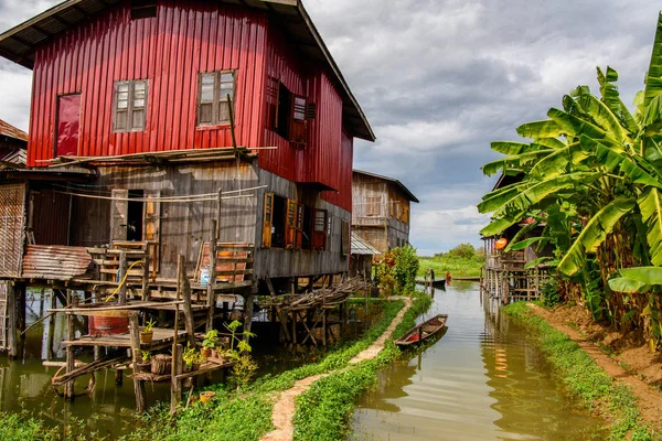 Inle Gölü, Myanmar - 30 Ağustos 2016: Inle Sap üzerinde Inpawkhon köyünün doğası, Shan Eyaleti'nin Taunggyi İlçesi Nyaungshwe İlçesi'nde bir tatlı su gölü, Myanmar