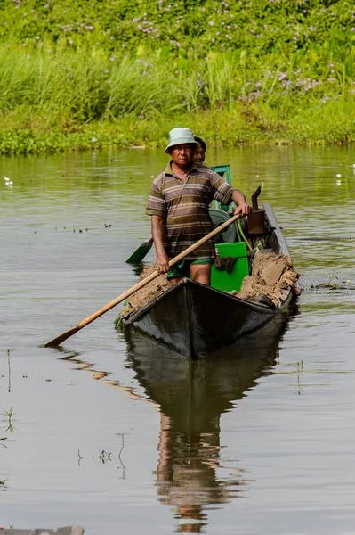 Inle Lake, Myanmar - 30 Ağustos 2016: Myanmar'ın Shan Eyaletinin Taunggyi İlçesi'nin Nyaungshwe İlçesi'nde bulunan bir tatlı su gölü olan Inle Sap'ın üzerinde bambu teknede bulunan tanımlanamayan Birmanyalı adam