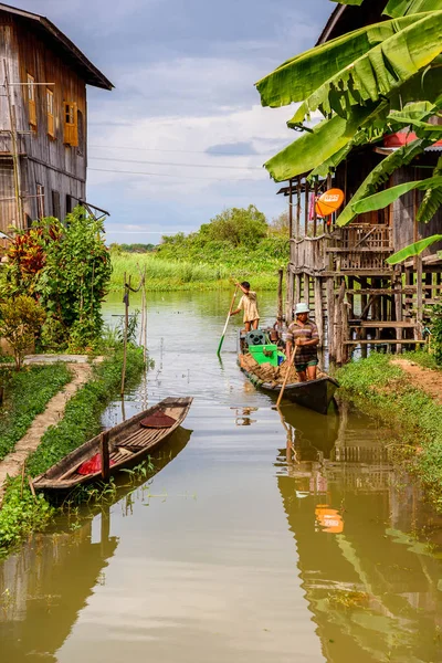 Inle Gölü, Myanmar - 30 Ağustos 2016: Inle Sap üzerinde Inpawkhon köyünün doğası, Shan Eyaleti'nin Taunggyi İlçesi Nyaungshwe İlçesi'nde bir tatlı su gölü, Myanmar