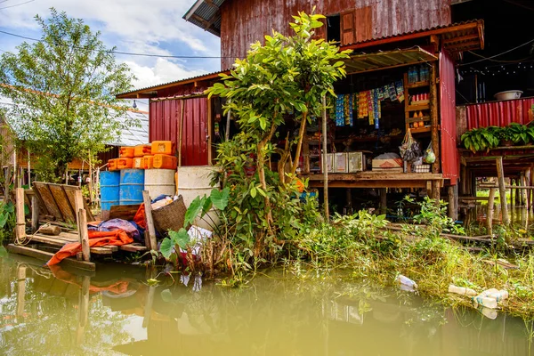 Inle Gölü, Myanmar - 30 Ağustos 2016: Inle Sap üzerinde Inpawkhon köyünün doğası, Shan Eyaleti'nin Taunggyi İlçesi Nyaungshwe İlçesi'nde bir tatlı su gölü, Myanmar