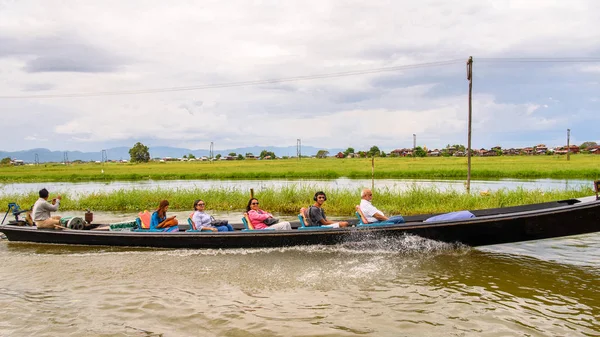 Inle Lake, Myanmar - 30 Ağustos 2016: Myanmar'ın Shan Eyaletinin Taunggyi İlçesi'nin Nyaungshwe İlçesi'nde bulunan bir tatlı su gölü olan Inle Sap'ın üzerinde bambu teknede bulunan tanımlanamayan Birmanyalı adam