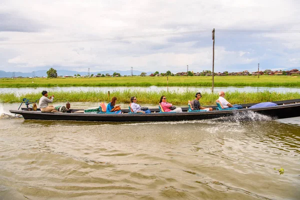 Inle Lake, Myanmar - 30 Ağustos 2016: Myanmar'ın Shan Eyaletinin Taunggyi İlçesi'nin Nyaungshwe İlçesi'nde bulunan bir tatlı su gölü olan Inle Sap'ın üzerinde bambu teknede bulunan tanımlanamayan Birmanyalı adam