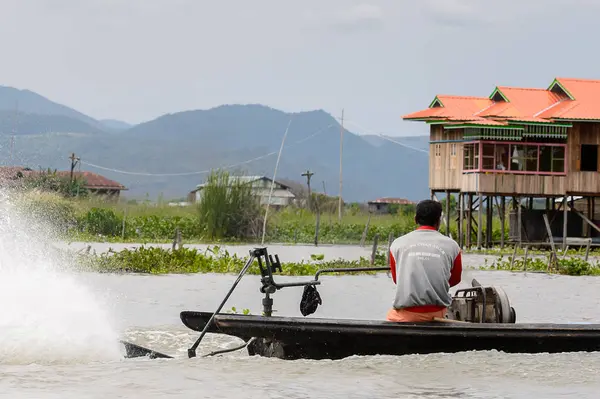 Inle Lake, Myanmar - 30 Ağustos 2016: Myanmar'ın Shan Eyaletinin Taunggyi İlçesi'nin Nyaungshwe İlçesi'nde bulunan bir tatlı su gölü olan Inle Sap'ın üzerinde bambu teknede bulunan tanımlanamayan Birmanyalı adam
