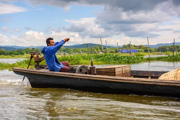 Inle Lake, Myanmar - 30 Ağustos 2016: Myanmar'ın Shan Eyaletinin Taunggyi İlçesi'nin Nyaungshwe İlçesi'nde bulunan bir tatlı su gölü olan Inle Sap'ın üzerinde bambu teknede bulunan tanımlanamayan Birmanyalı adam