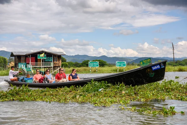 Inle Lake, Myanmar - 30 Ağustos 2016: Myanmar'ın Shan Eyaletinin Taunggyi İlçesi'nin Nyaungshwe İlçesi'nde bulunan bir tatlı su gölü olan Inle Sap'ın üzerinde bambu teknede bulunan tanımlanamayan Birmanyalı adam