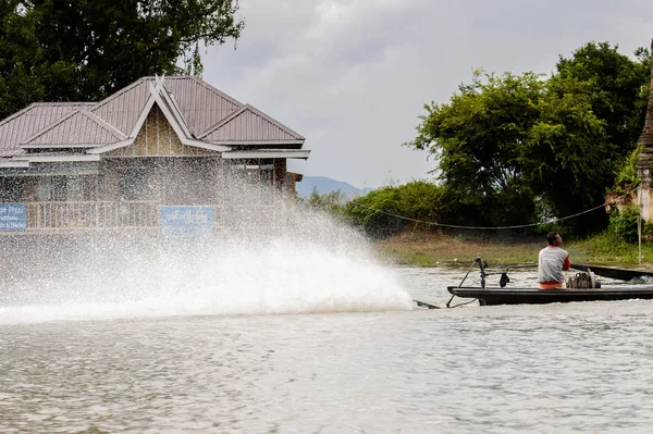Inle Lake, Myanmar - 30 Ağustos 2016: Myanmar'ın Shan Eyaletinin Taunggyi İlçesi'nin Nyaungshwe İlçesi'nde bulunan bir tatlı su gölü olan Inle Sap'ın üzerinde bambu teknede bulunan tanımlanamayan Birmanyalı adam