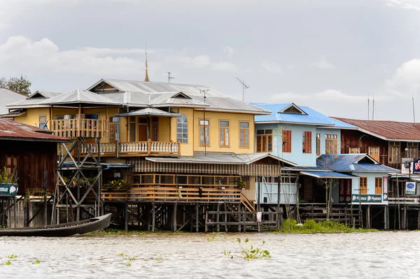 Inle Lake, Myanmar - 30 Ağustos 2016: Inle Sap üzerinde inpawkhon köyü, Shan Eyaleti Taunggyi İlçesi Nyaungshwe İlçesi'nde bir tatlı su gölü, Myanmar