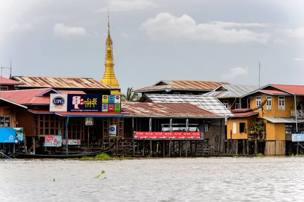 Inle Lake, Myanmar - 30 Ağustos 2016: Inle Sap üzerinde inpawkhon köyü, Shan Eyaleti Taunggyi İlçesi Nyaungshwe İlçesi'nde bir tatlı su gölü, Myanmar
