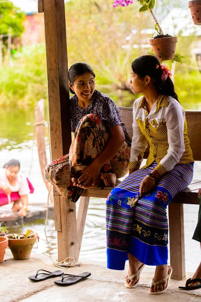 Inle Lake, Myanmar - 30 Ağustos 2016: Inle Sap üzerinde bir köyde tanımlanamayan Birmanya kız, Shan Eyaleti Taunggyi İlçesi Nyaungshwe İlçesi'nde bulunan bir tatlı su gölü, Myanmar