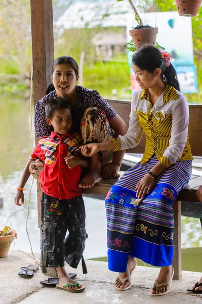 Inle Lake, Myanmar - 30 Ağustos 2016: Tanımlanamayan Birmanya lılar portresi. Myanma halkının yüzde 68'i Bamar etnik grubuna mensandı