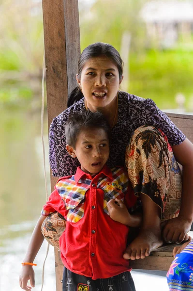 Inle Lake, Myanmar - 30 Ağustos 2016: Tanımlanamayan Birmanya lılar portresi. Myanma halkının yüzde 68'i Bamar etnik grubuna mensandı