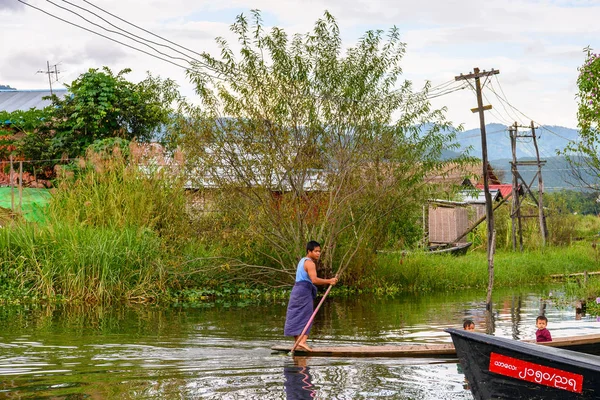 Inle Lake, Myanmar - 30 Ağustos 2016: Inle Sap üzerinde inpawkhon köyü, Shan Eyaleti Taunggyi İlçesi Nyaungshwe İlçesi'nde bir tatlı su gölü, Myanmar